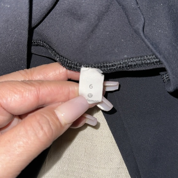 Lululemon leggings black size 6 - Picture 3 of 3